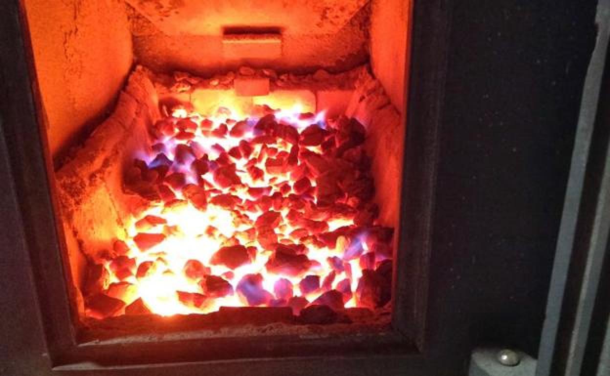 Imagen de una estufa de carbón similar a la que pudo acabar en incidente sanitario.