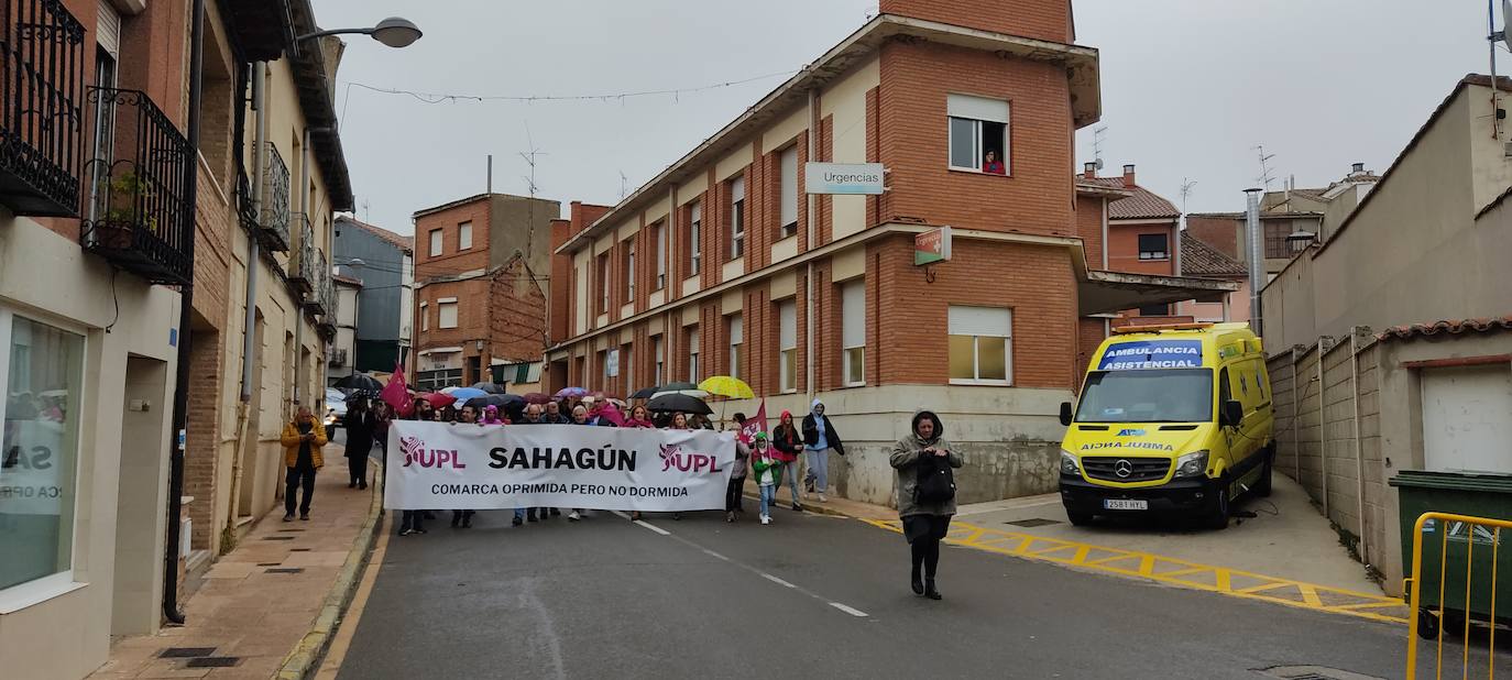 Fotos: Concentración en Sahagún ante la «dejadez» de la Junta en la comarca