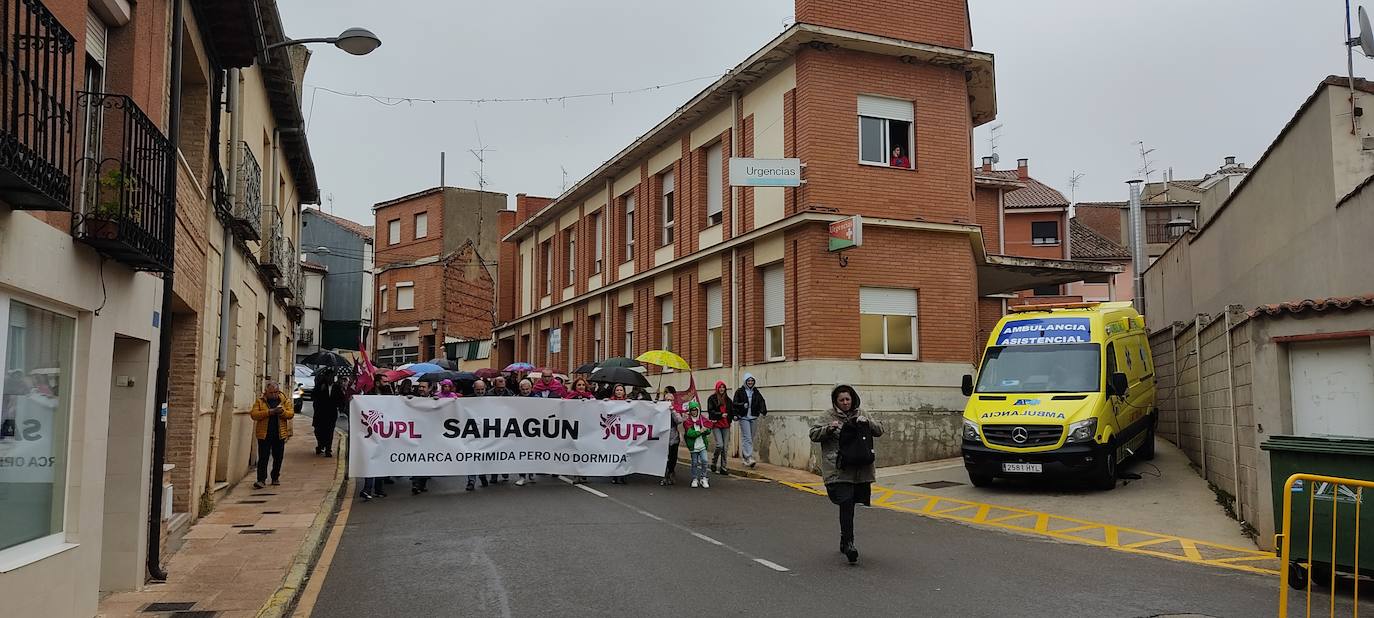 Fotos: Concentración en Sahagún ante la «dejadez» de la Junta en la comarca