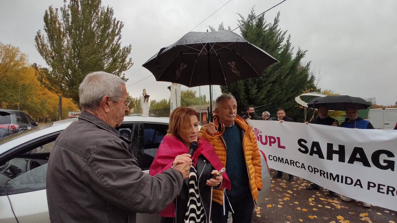 Fotos: Concentración en Sahagún ante la «dejadez» de la Junta en la comarca