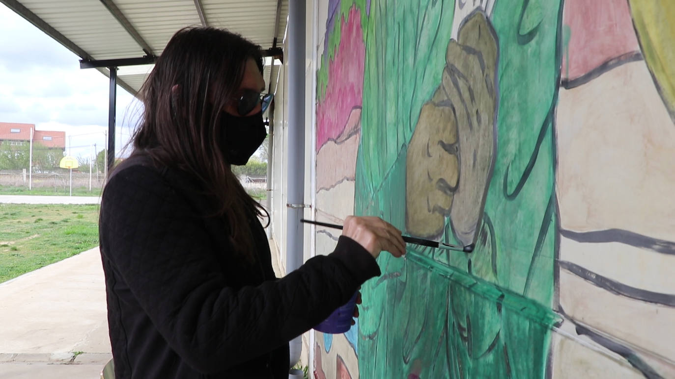 El artista fue un asiduo de los talleres de muralismo, ilustración y cómic que organizados por el Instituto Leonés de Cultura llevaron durante años la obra de Lolo por todos los rincones de la provincia | Casi 300 murales que realizó con los vecinos de los pueblos desde 2013 protegen la obra del artista que fallecía este mes de octubre.