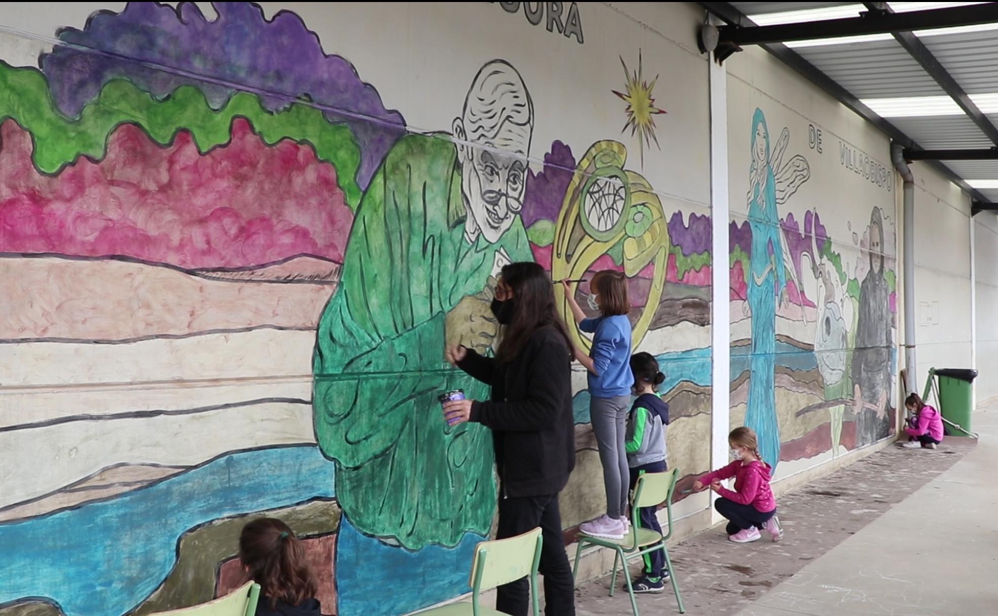 El artista fue un asiduo de los talleres de muralismo, ilustración y cómic que organizados por el Instituto Leonés de Cultura llevaron durante años la obra de Lolo por todos los rincones de la provincia | Casi 300 murales que realizó con los vecinos de los pueblos desde 2013 protegen la obra del artista que fallecía este mes de octubre.