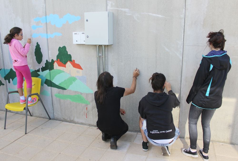 El artista fue un asiduo de los talleres de muralismo, ilustración y cómic que organizados por el Instituto Leonés de Cultura llevaron durante años la obra de Lolo por todos los rincones de la provincia | Casi 300 murales que realizó con los vecinos de los pueblos desde 2013 protegen la obra del artista que fallecía este mes de octubre.