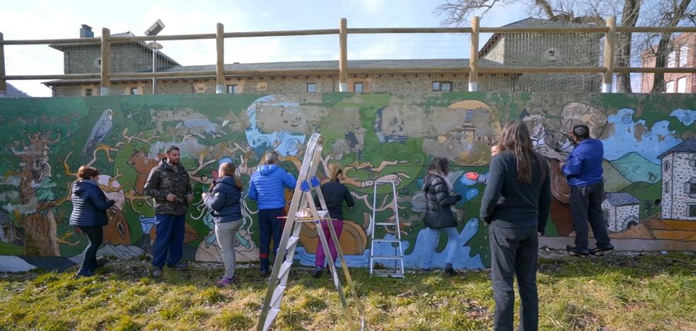 El artista fue un asiduo de los talleres de muralismo, ilustración y cómic que organizados por el Instituto Leonés de Cultura llevaron durante años la obra de Lolo por todos los rincones de la provincia | Casi 300 murales que realizó con los vecinos de los pueblos desde 2013 protegen la obra del artista que fallecía este mes de octubre.