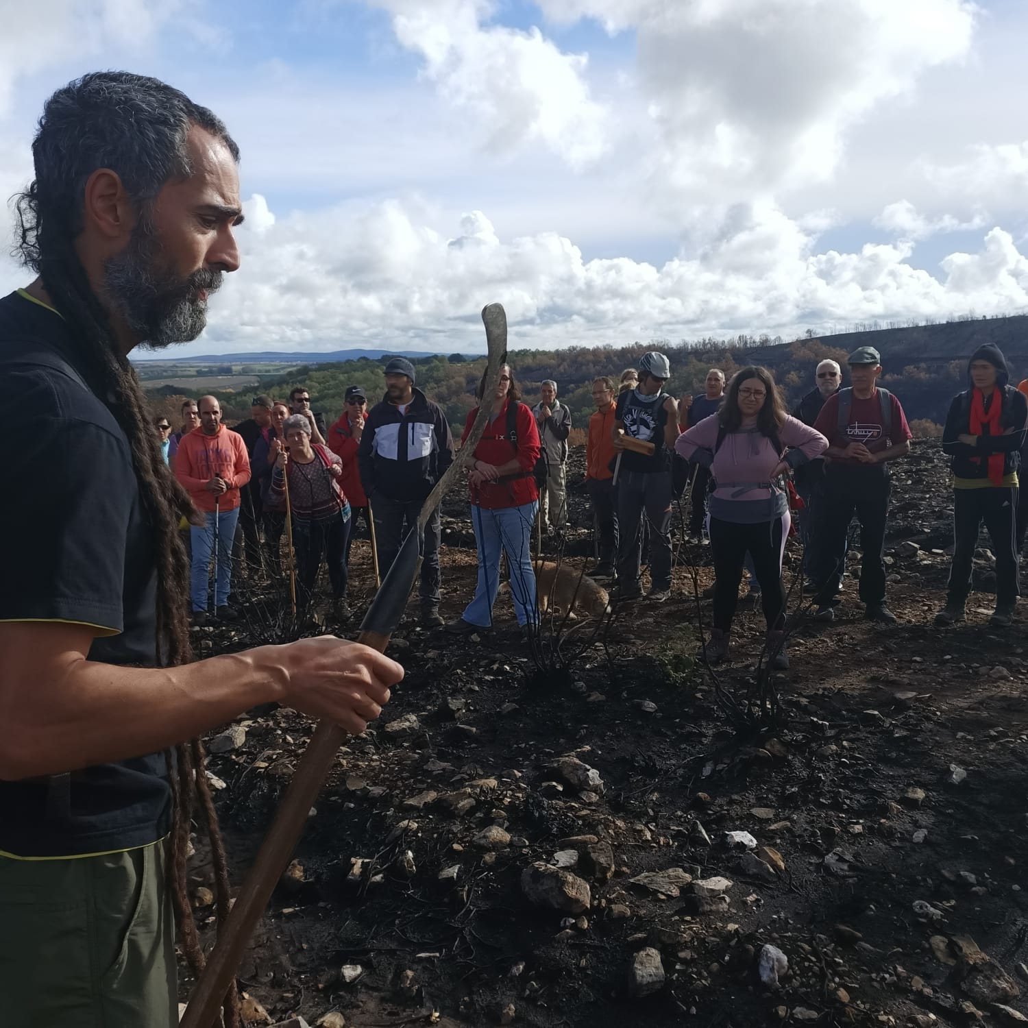 El alcalde de Luyego, Luis Martínez frente a la marcha que recorrió hoy las faldas del Teleno. 