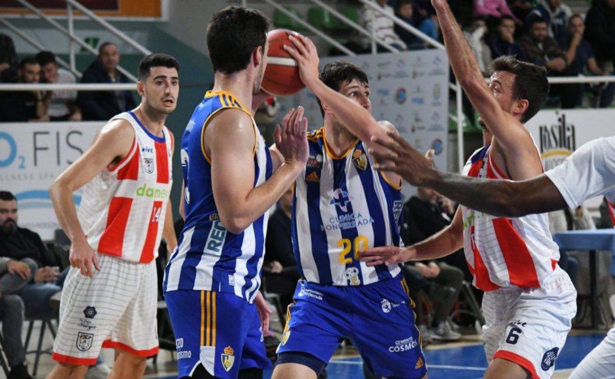 El Clínica Ponferrada cae luchando en un partido marcado por el poco ritmo anotador.