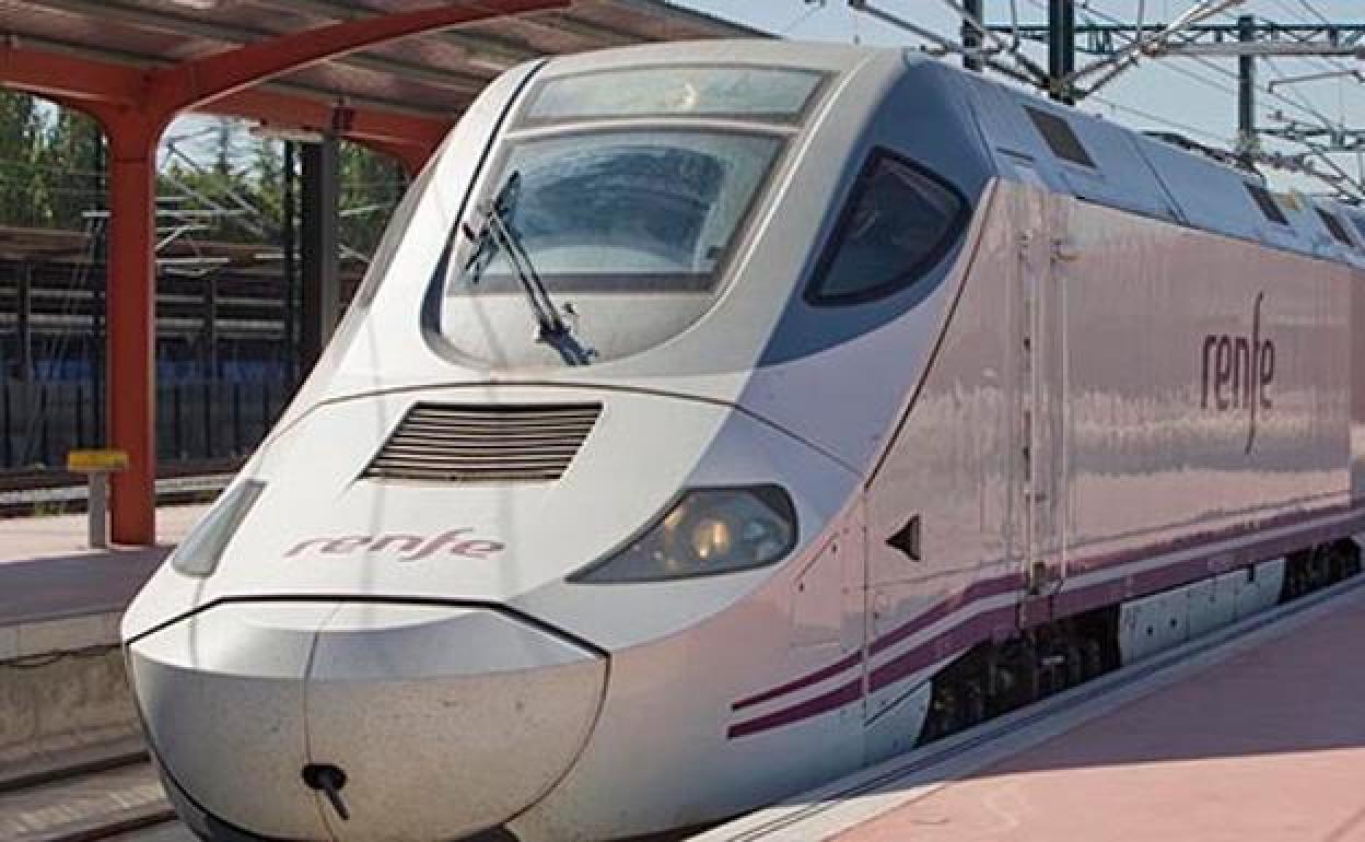 Un Alvia estacionado en una estación a la espera de tomar partida a su destino.