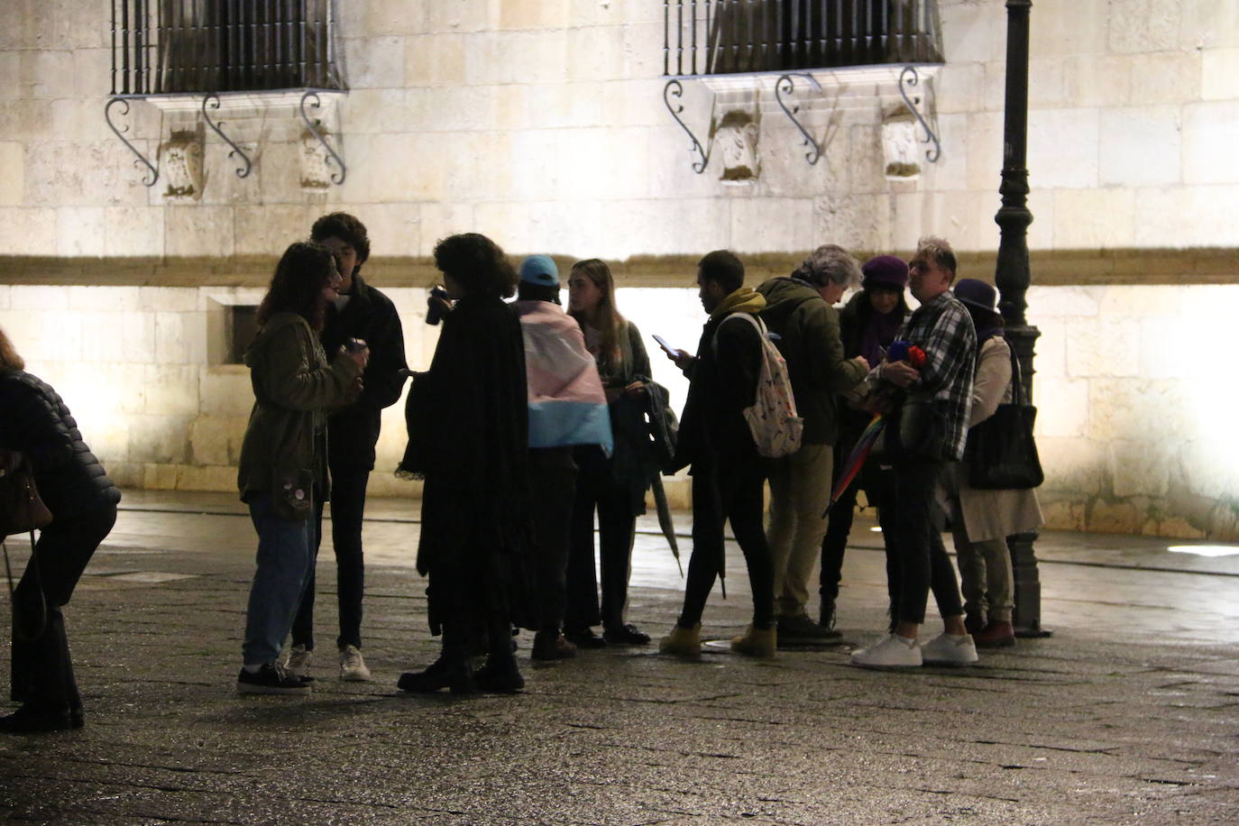 Una veintena de personas se han concentrado frente al Palacio de Botines para reivindicar la aprobación de la Ley Trans, retrasada por las enmiendas del PSOE.