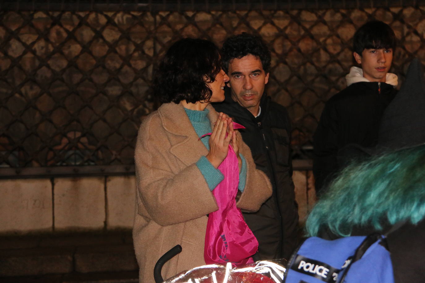 Una veintena de personas se han concentrado frente al Palacio de Botines para reivindicar la aprobación de la Ley Trans, retrasada por las enmiendas del PSOE.