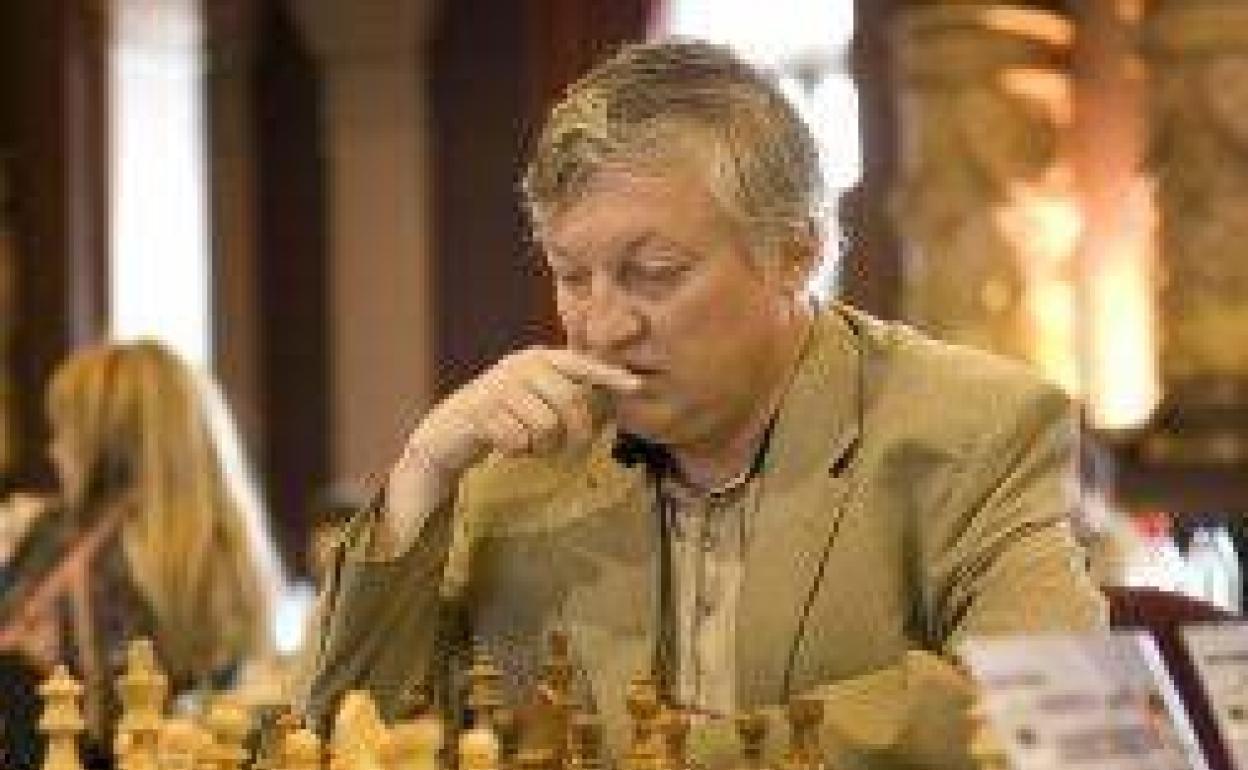 Anatoli Karpov, durante una partida. 