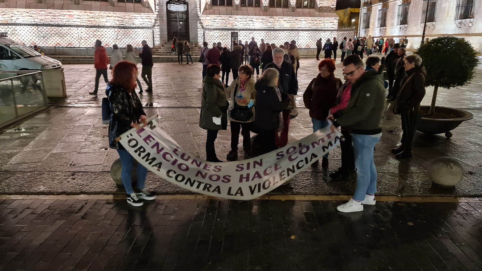 La Plataforma contra la Violencia Machista de León se ha vuelto a concentrar frente a Botines para dar voz a una nueva víctima de violencia machista