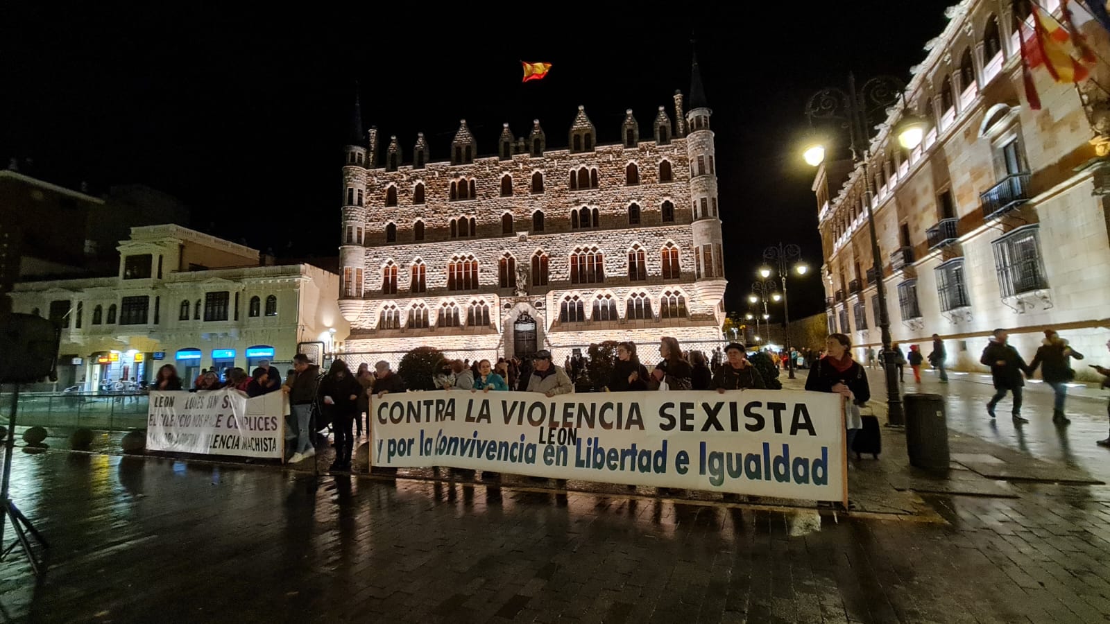 La Plataforma contra la Violencia Machista de León se ha vuelto a concentrar frente a Botines para dar voz a una nueva víctima de violencia machista