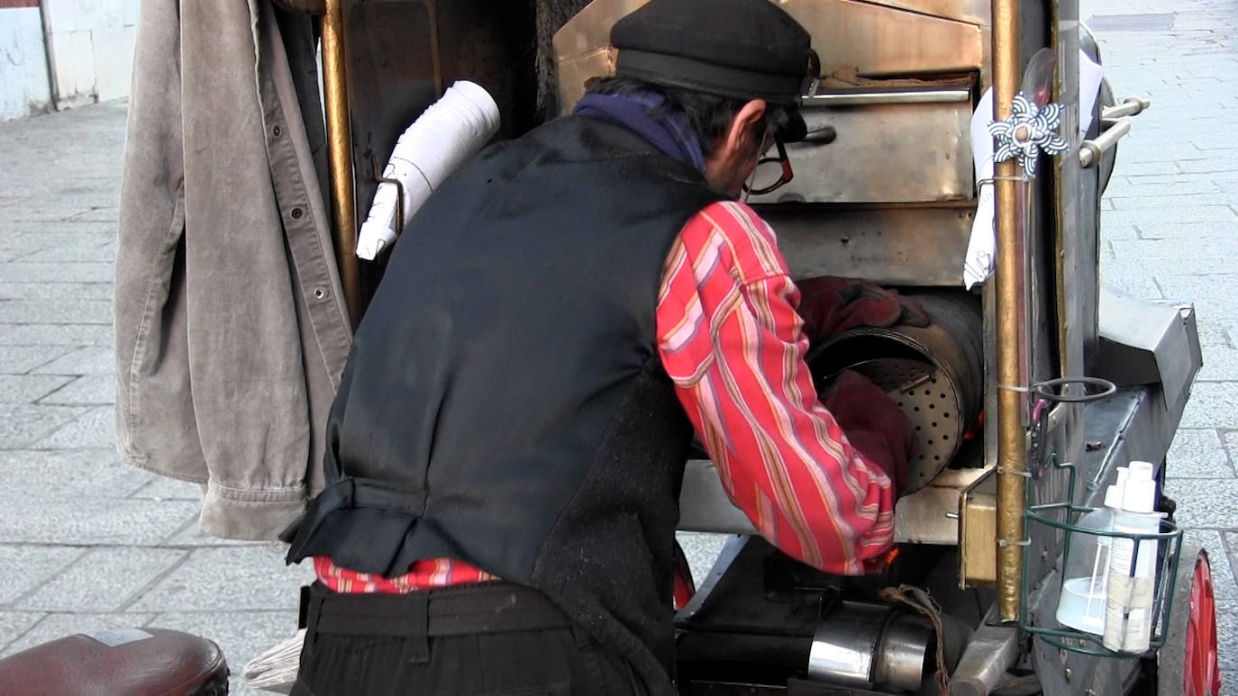 Ángel no entiende de inflacción y la venta de las castañas sigue igual que el pasado año. 