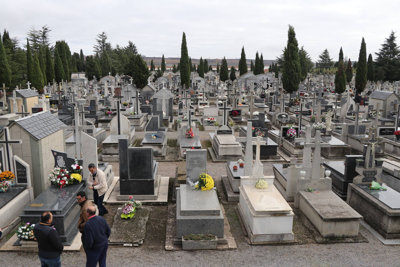 Miles de leoneses se desplazan hoy al cementerio de San Froilán para recordar a sus seres queridos ya difuntos