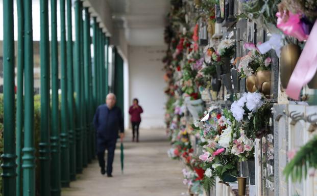 Miles de personas se han acercado al cementerio de San Froilán para depositar flores en las tumbas de sus seres queridos. 