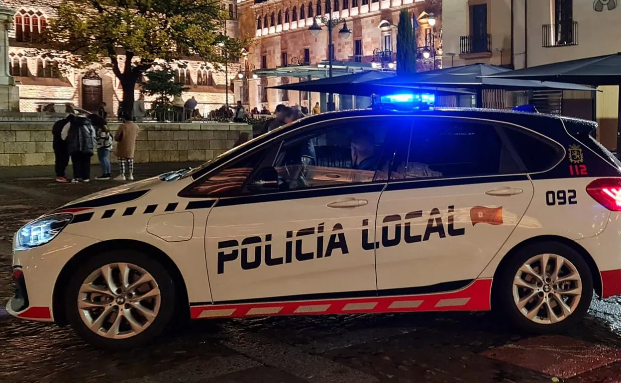 Un coche de la Policía Local de León patrulla desde la plaza de San Marcelo.