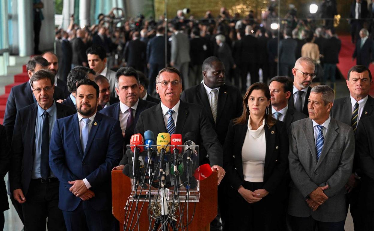 El presidente brasileño, Jair Bolsonaro, durante su intervención este martes en el Palacio de Alvorada.