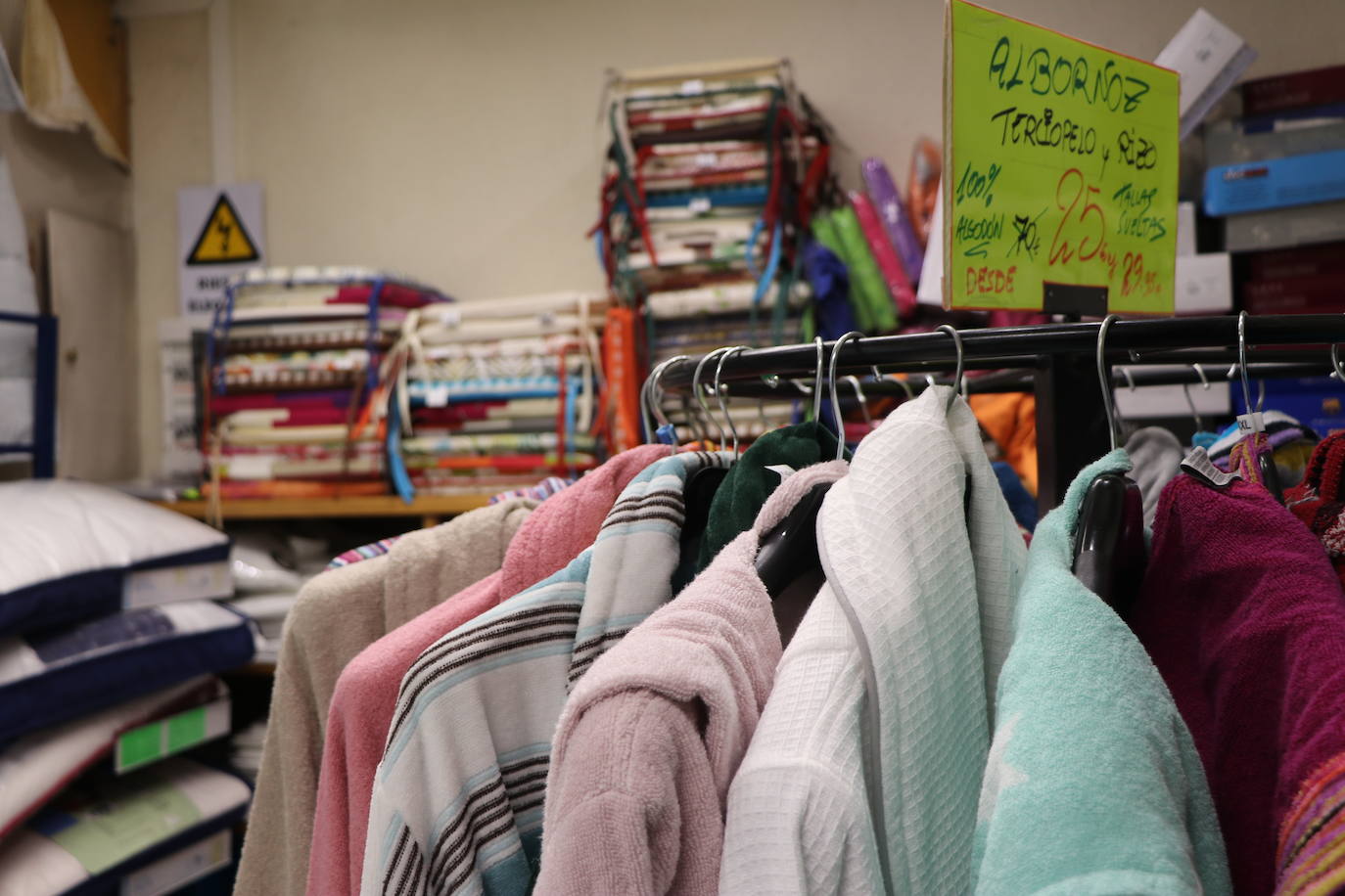 Ropa de invierno para el hogar en Galerías Onís, donde ha aumentado su venta un 50 por ciento con respecto a octubre del año pasado.