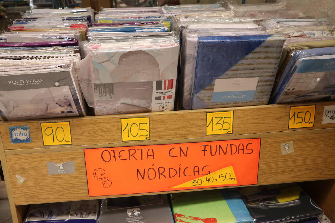 Ropa de invierno para el hogar en Galerías Onís, donde ha aumentado su venta un 50 por ciento con respecto a octubre del año pasado.