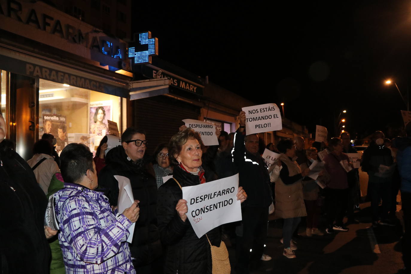 Los vecinos de Pinilla se han concentrado frente al centro de salud para pedir soluciones.