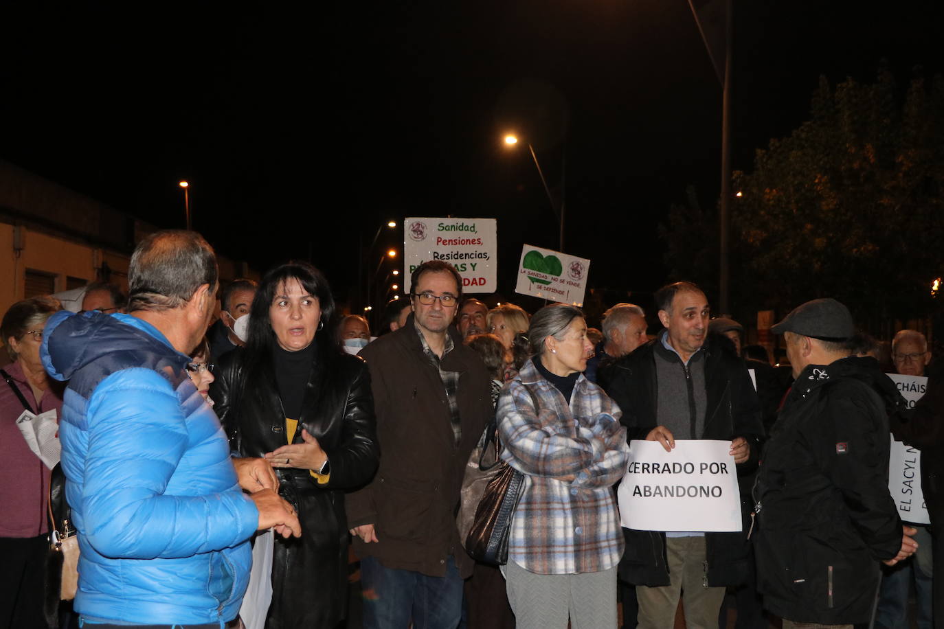 Los vecinos de Pinilla se han concentrado frente al centro de salud para pedir soluciones.