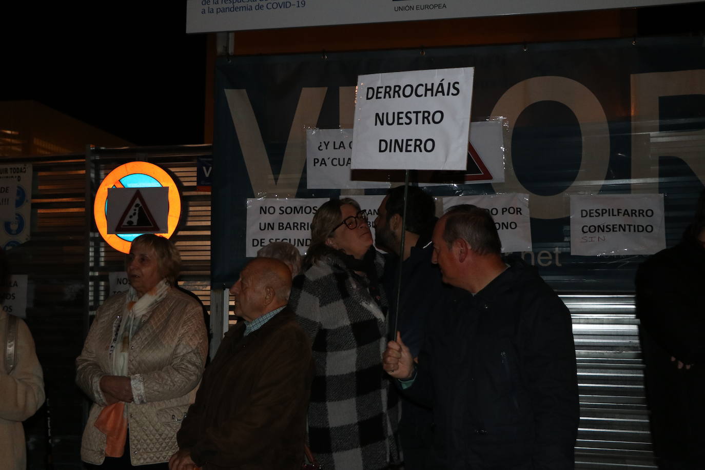 Los vecinos de Pinilla se han concentrado frente al centro de salud para pedir soluciones.