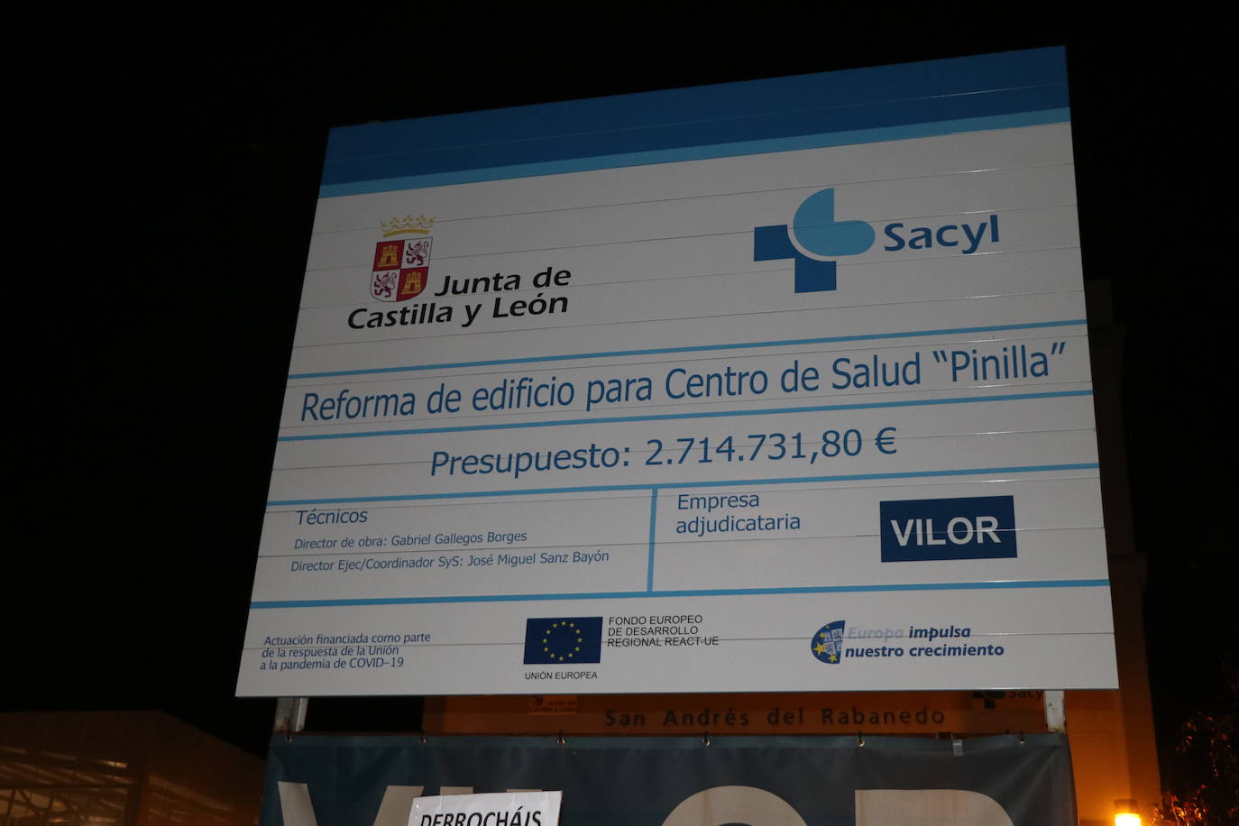 Los vecinos de Pinilla se han concentrado frente al centro de salud para pedir soluciones.