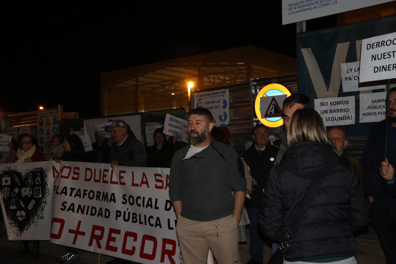 Los vecinos de Pinilla se han concentrado frente al centro de salud para pedir soluciones.