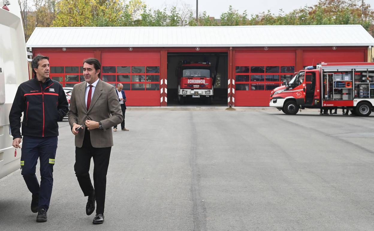 El consejero de Medio Ambiente, Vivienda y Ordenación del Territorio, Juan Carlos Suárez-Quiñones, inaugura el curso de formación 'Técnicas de seguridad e intervención básicas en rescate y salvamento en ríos, riadas e inundaciones para bomberos de Castilla y León'