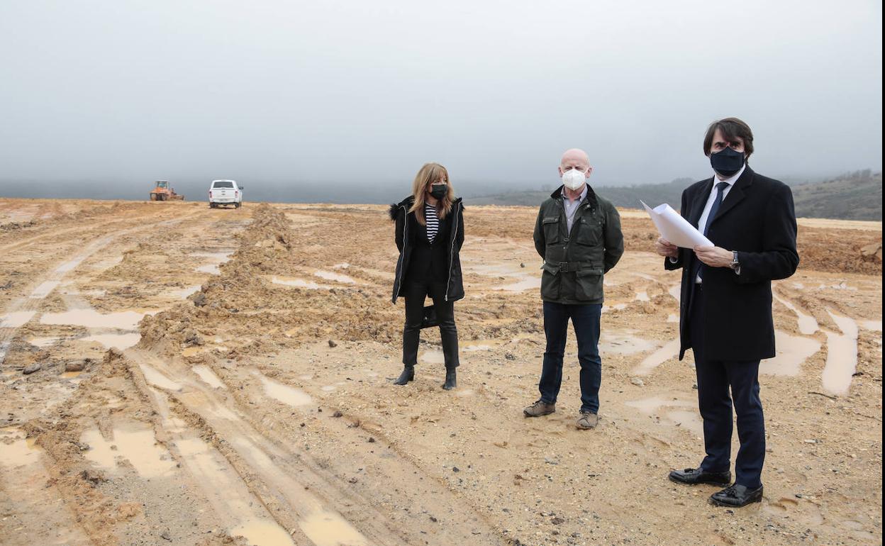 Imagen de archivo de Suárez Quiñones visitando la zona en la que se construirá el la base. 