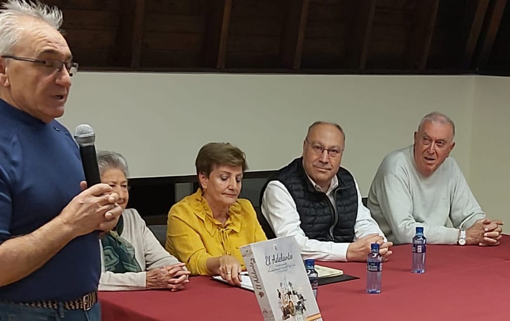 La Biblioteca Pública Municipal Padre Isla ha acogido la presentación del libro que recoge esta publicación que se realizó en la escuela de niñas de la localidad leonesa desde 1934 hasta 1969