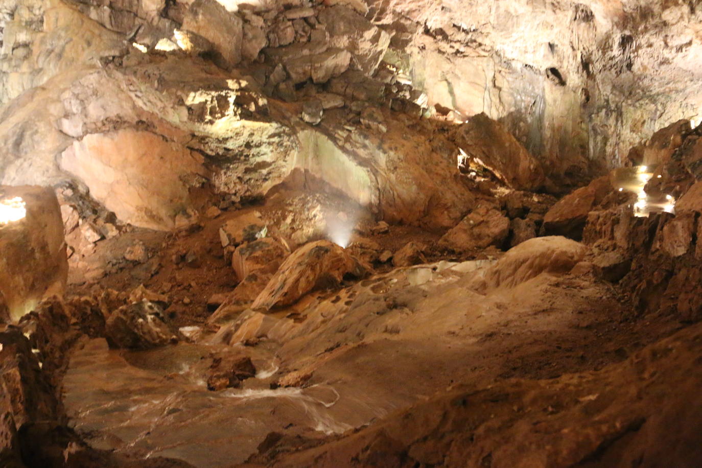 La cueva cuenta con este guía que lleva dedicando su vida a mostrar los secretos de esta joya de la provincia a miles de turistas desde 1983.