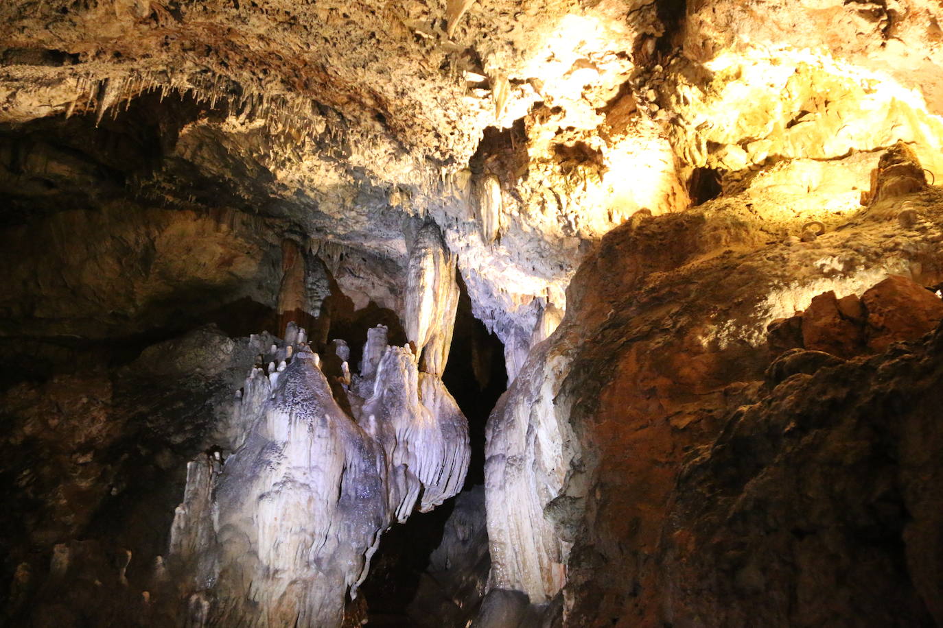 La cueva cuenta con este guía que lleva dedicando su vida a mostrar los secretos de esta joya de la provincia a miles de turistas desde 1983.