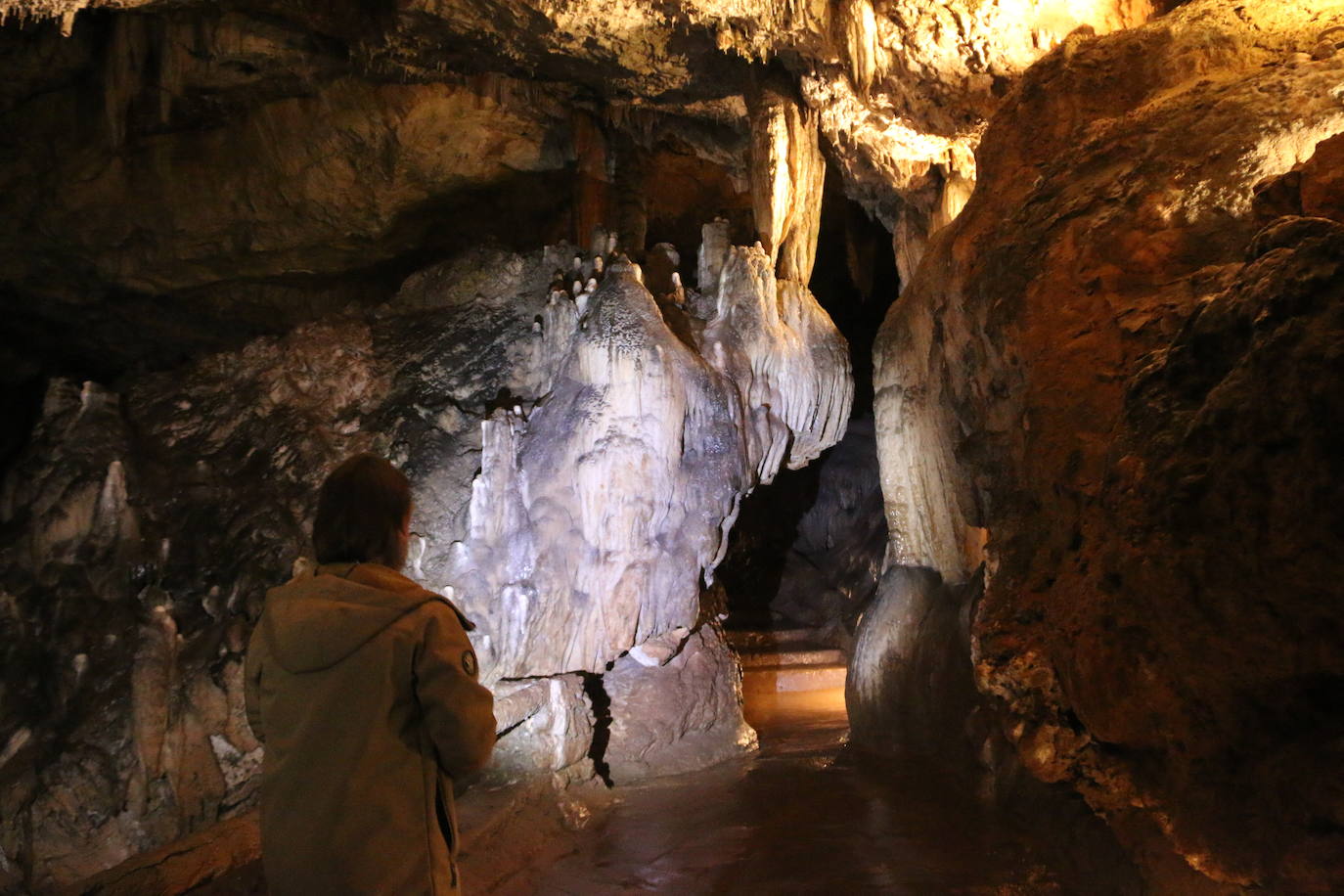 La cueva cuenta con este guía que lleva dedicando su vida a mostrar los secretos de esta joya de la provincia a miles de turistas desde 1983.