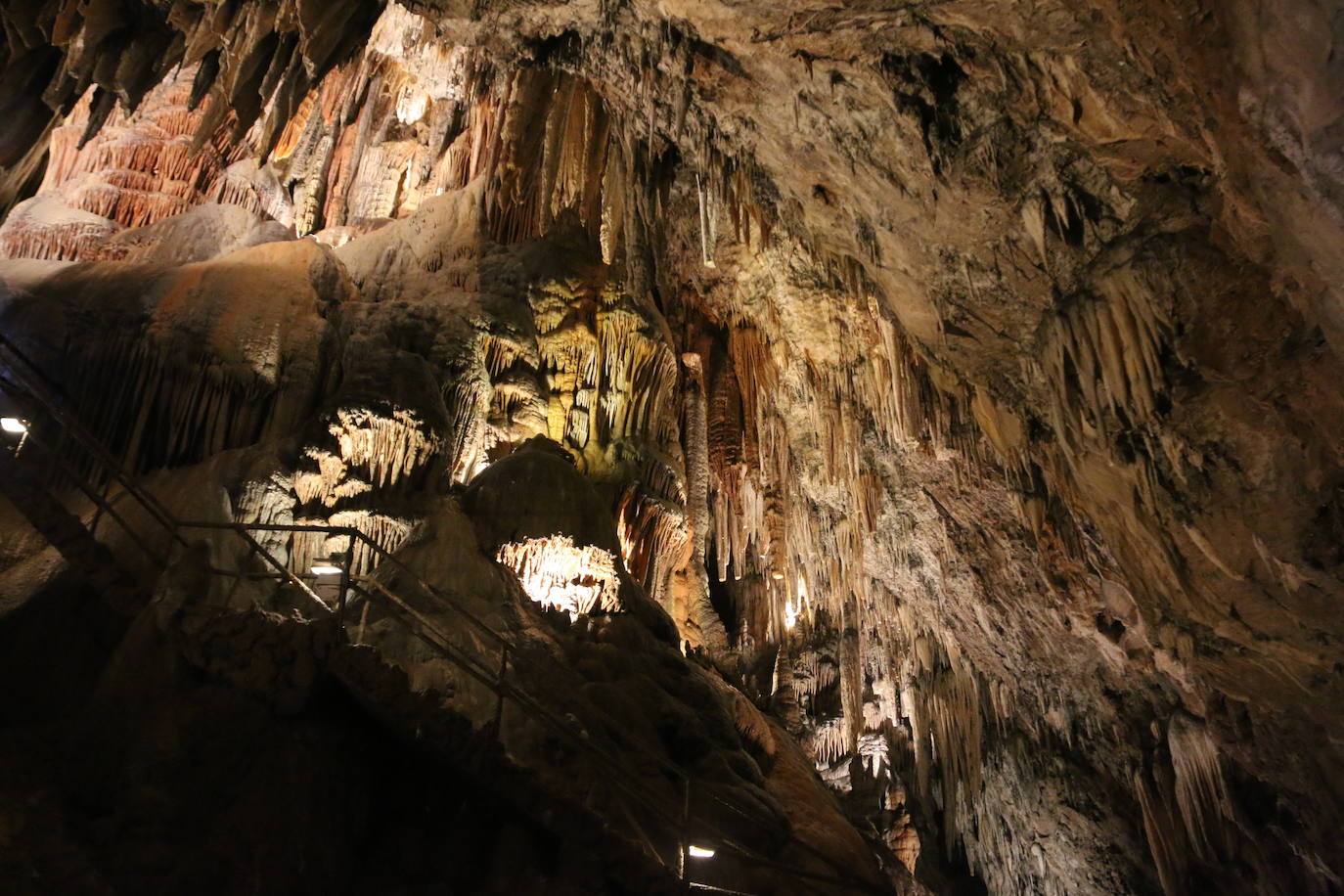 La cueva cuenta con este guía que lleva dedicando su vida a mostrar los secretos de esta joya de la provincia a miles de turistas desde 1983.