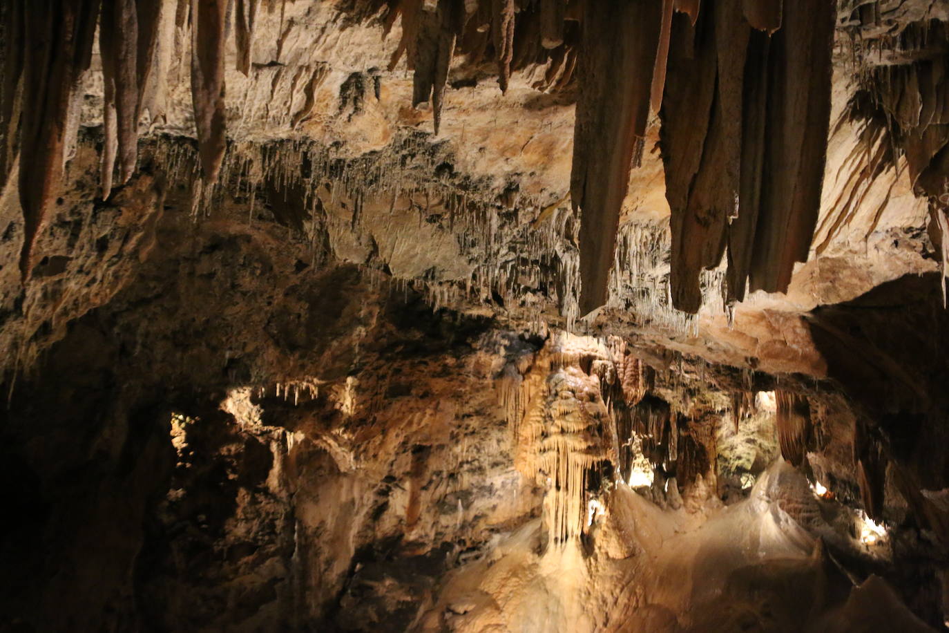 La cueva cuenta con este guía que lleva dedicando su vida a mostrar los secretos de esta joya de la provincia a miles de turistas desde 1983.