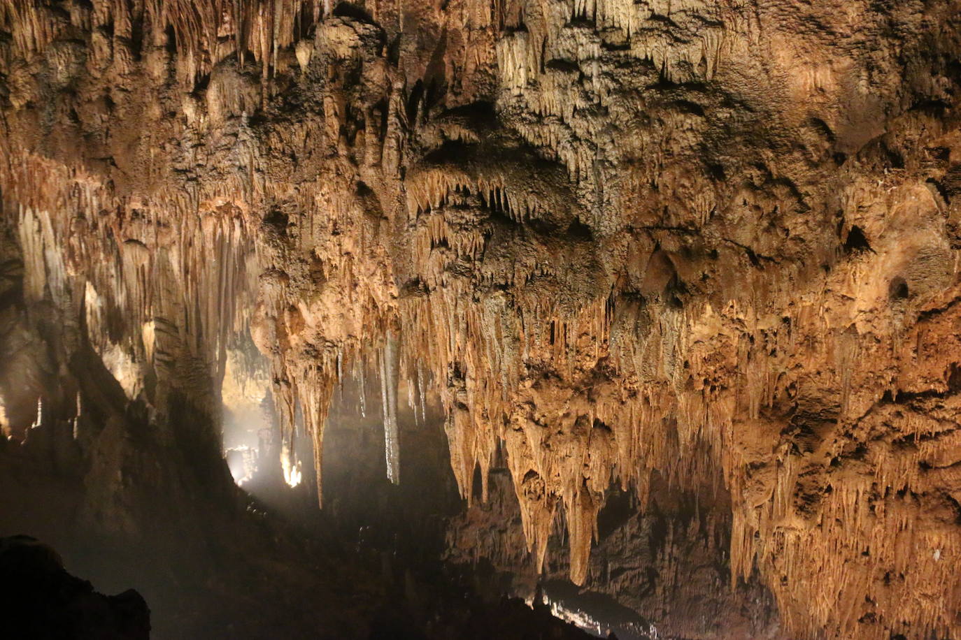 La cueva cuenta con este guía que lleva dedicando su vida a mostrar los secretos de esta joya de la provincia a miles de turistas desde 1983.