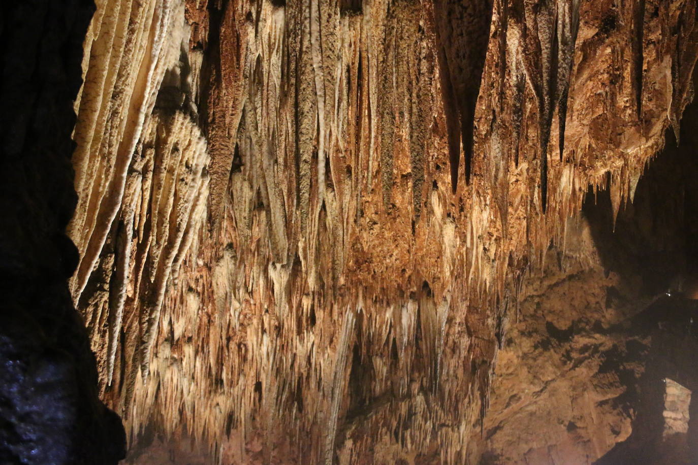 La cueva cuenta con este guía que lleva dedicando su vida a mostrar los secretos de esta joya de la provincia a miles de turistas desde 1983.