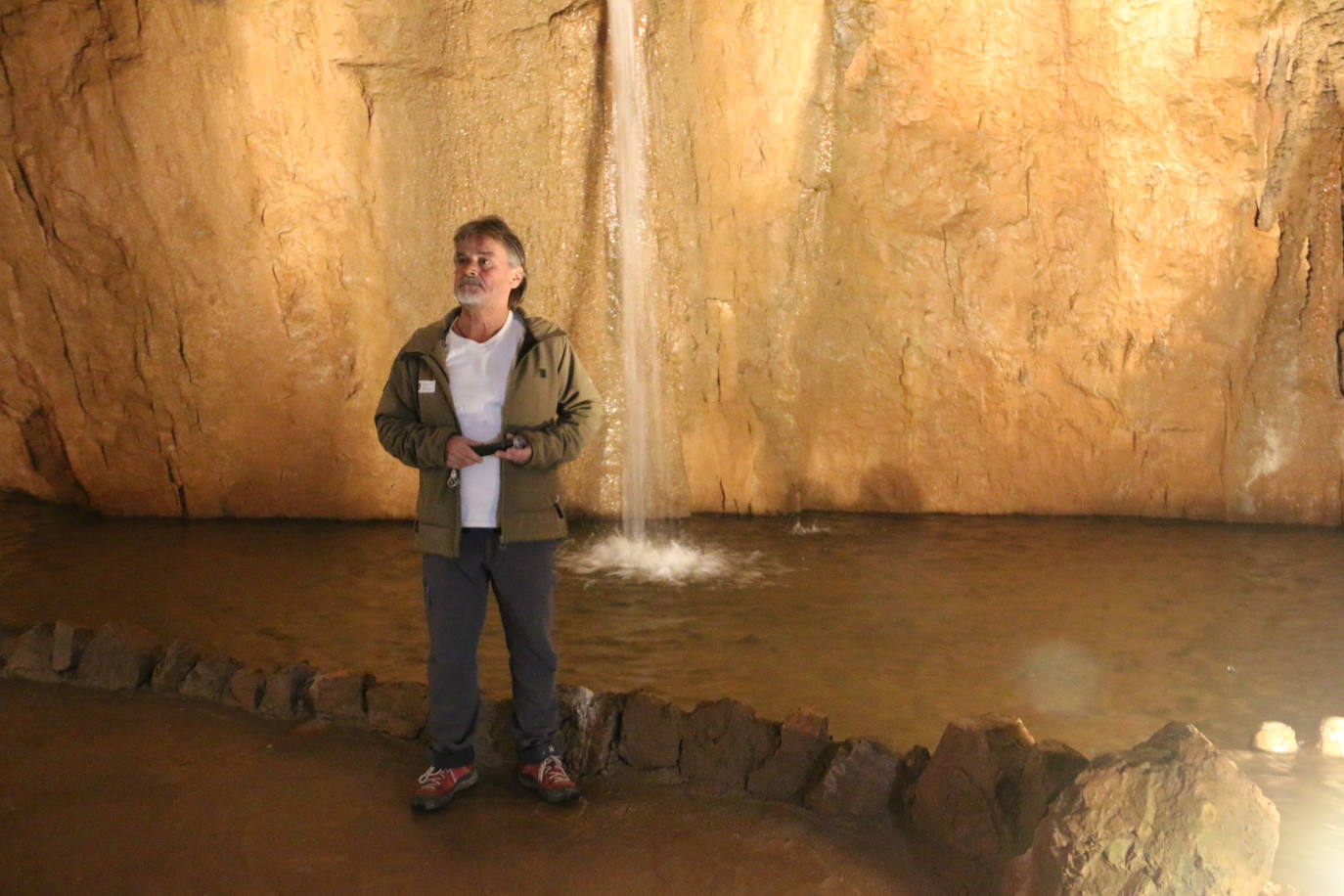 La cueva cuenta con este guía que lleva dedicando su vida a mostrar los secretos de esta joya de la provincia a miles de turistas desde 1983.