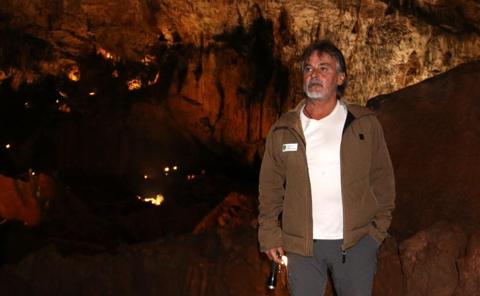 Curro es el guía más veterano de la Cueva de Valporquero, donde lleva trabajando desde hace casi cuatro décadas.