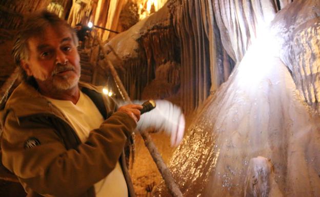 Galería. El guía camina por el interior de la cueva acompañando al equipo de leonoticias.