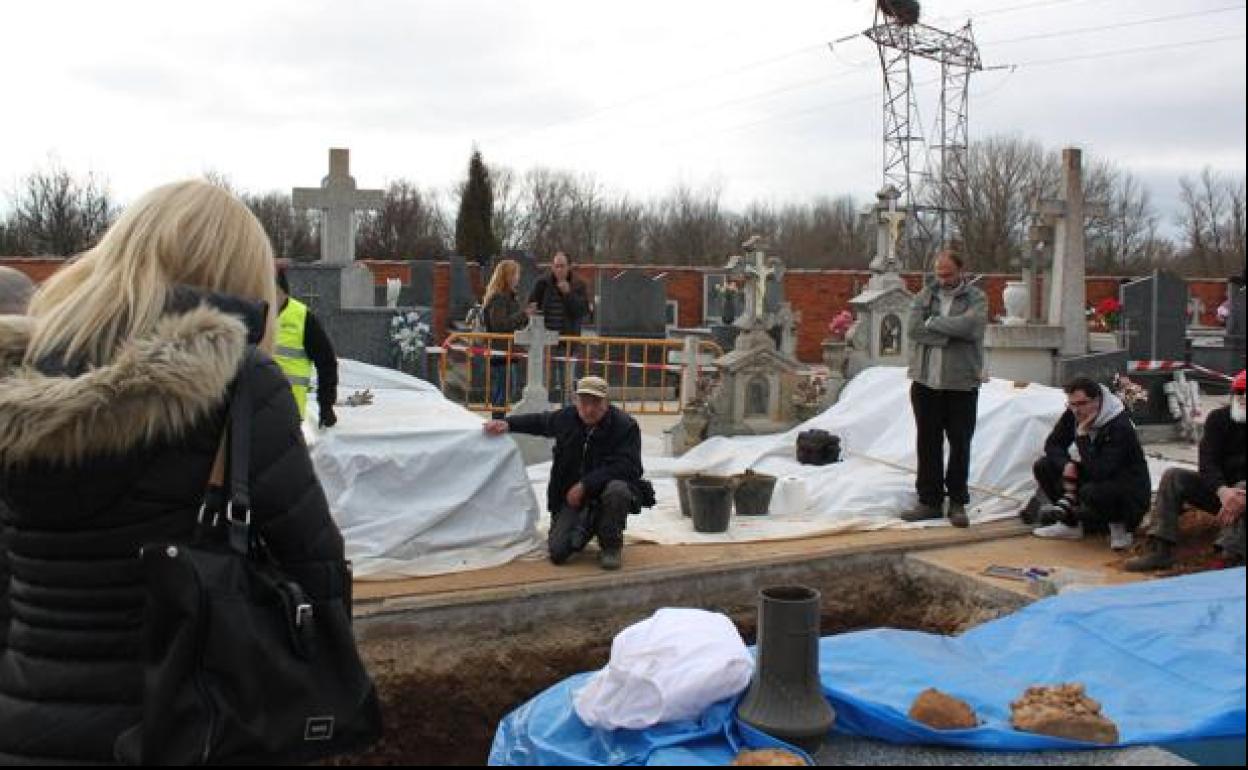 Momento en en el que la ARMH realizaba las exhumaciones en el cementerio de Villadangos. 