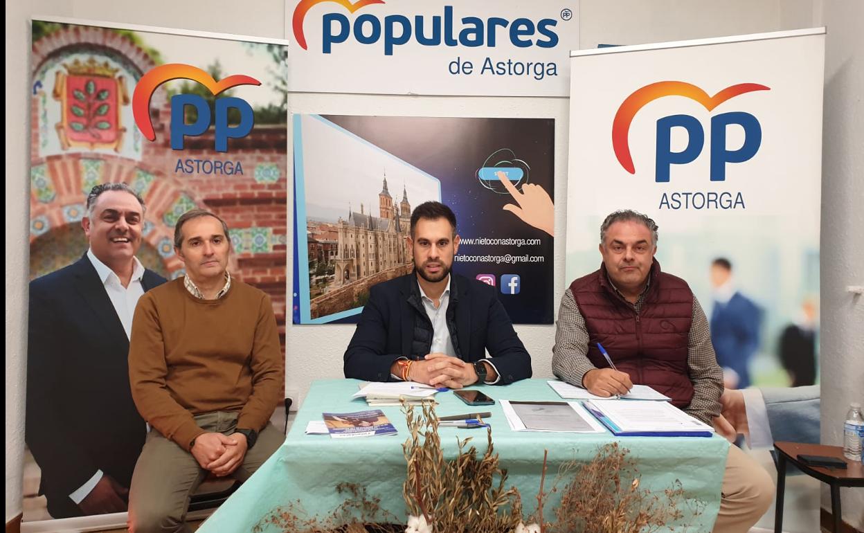 El secretario local del PP de Astorga, el secretario provincial y el portavoz popular durante la rueda de prensa. 