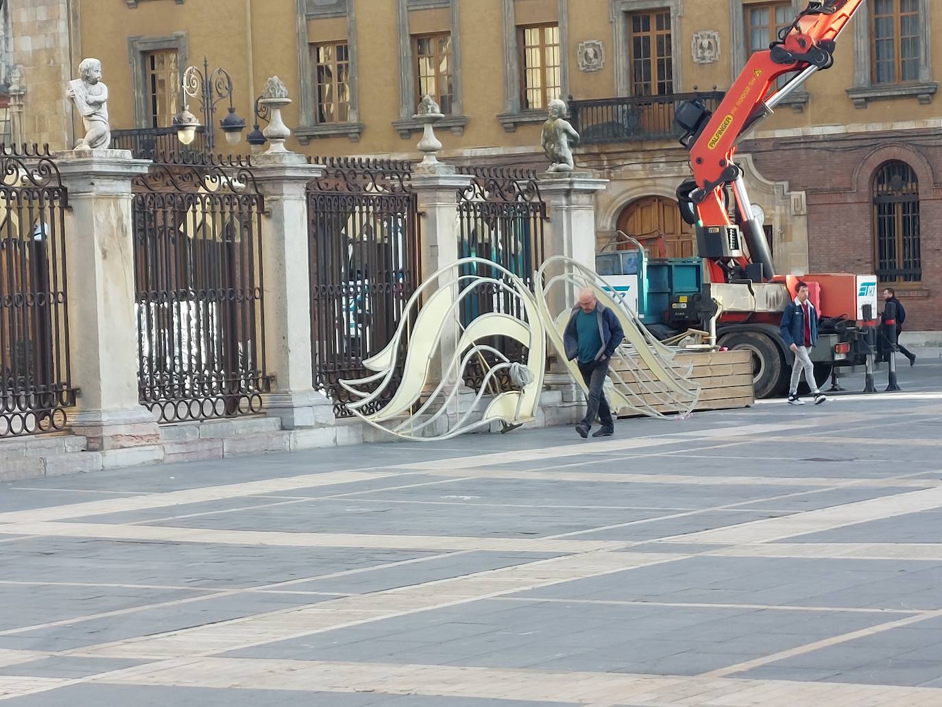 El Ayuntamiento instala en la Plaza de Regla el árbol de Navidad.