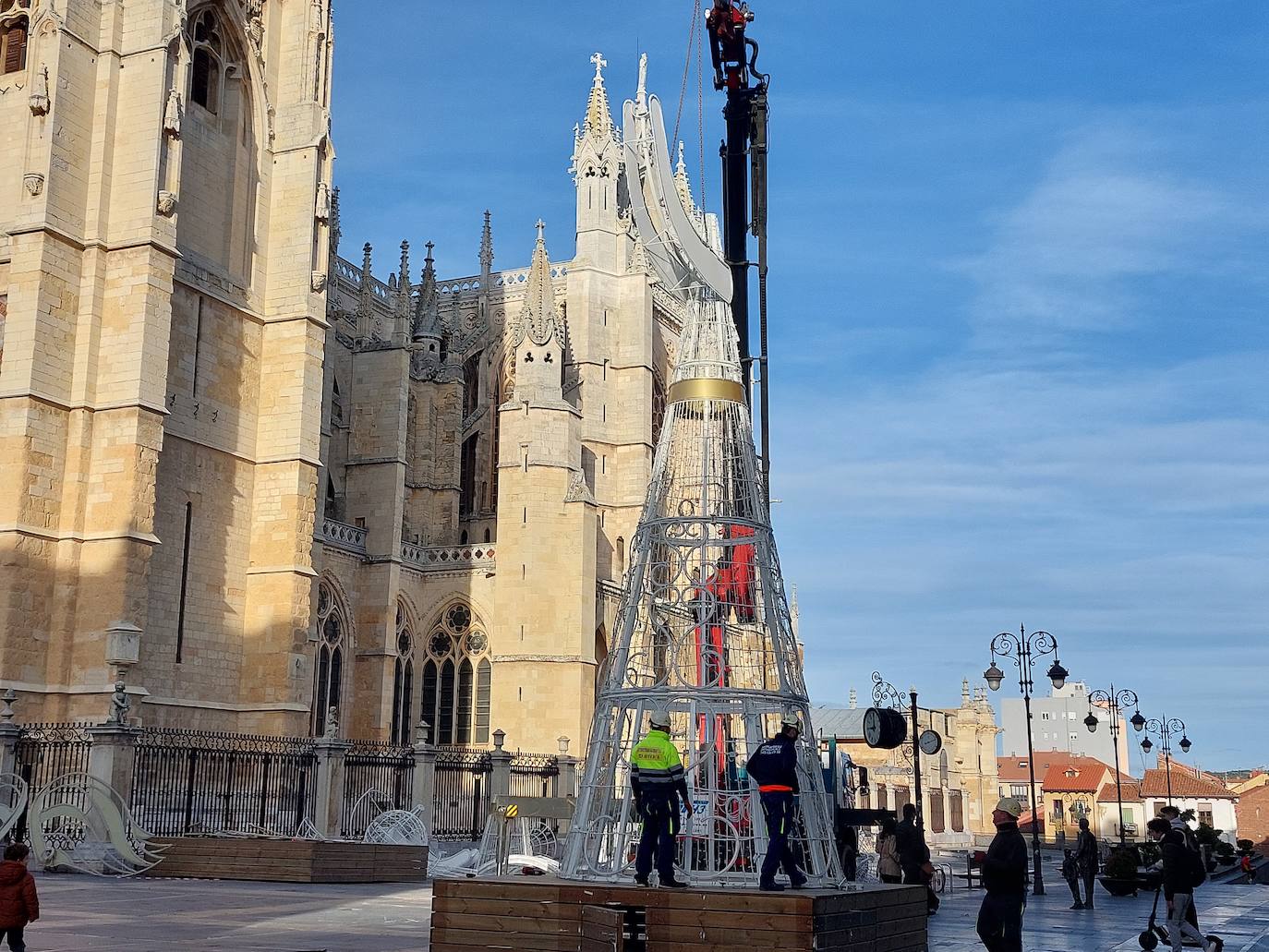 El Ayuntamiento instala en la Plaza de Regla el árbol de Navidad.