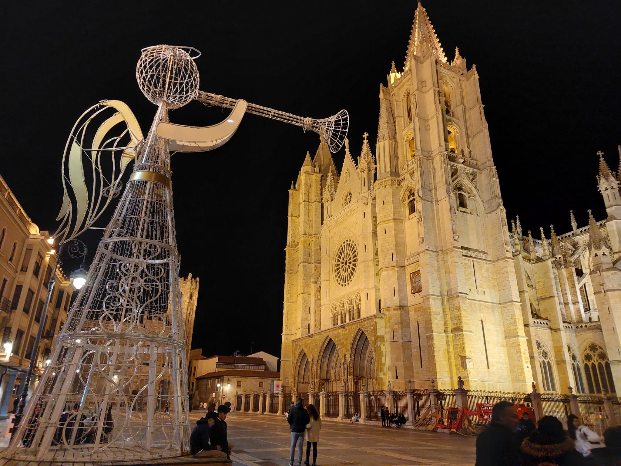 El Ayuntamiento instala en la Plaza de Regla el árbol de Navidad.