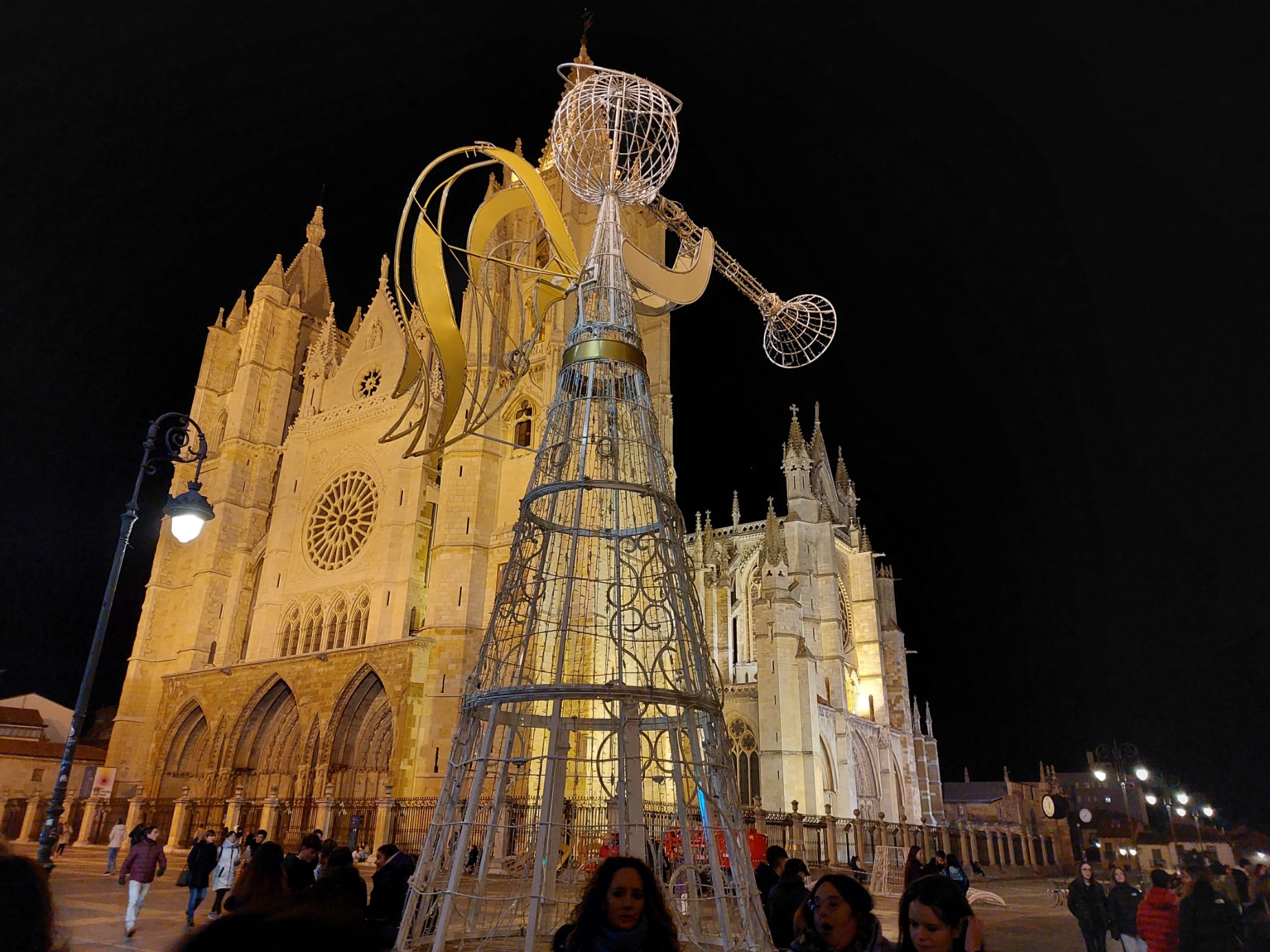 El Ayuntamiento instala en la Plaza de Regla el árbol de Navidad.