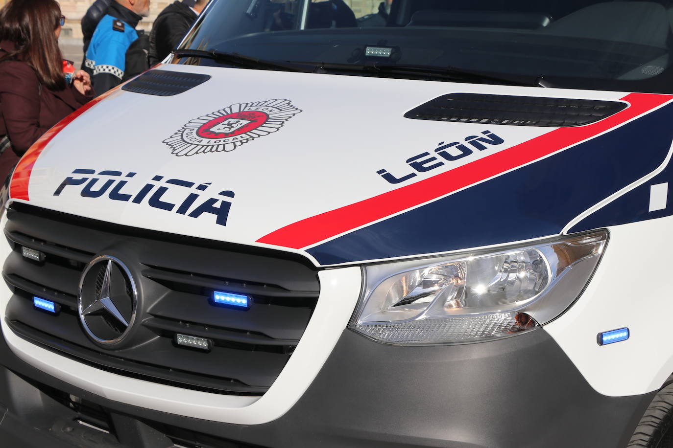 El nuevo vehículo de la Policía Local de León se presenta a los pies de la Catedral. 