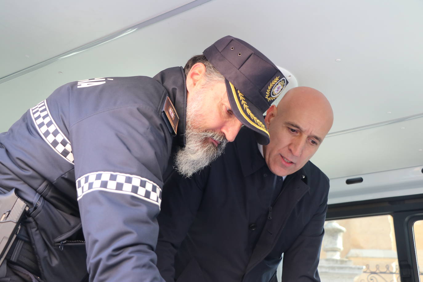 El nuevo vehículo de la Policía Local de León se presenta a los pies de la Catedral. 