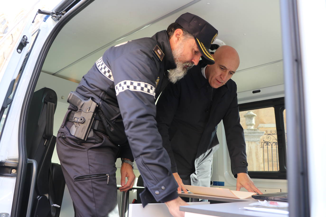 El nuevo vehículo de la Policía Local de León se presenta a los pies de la Catedral. 